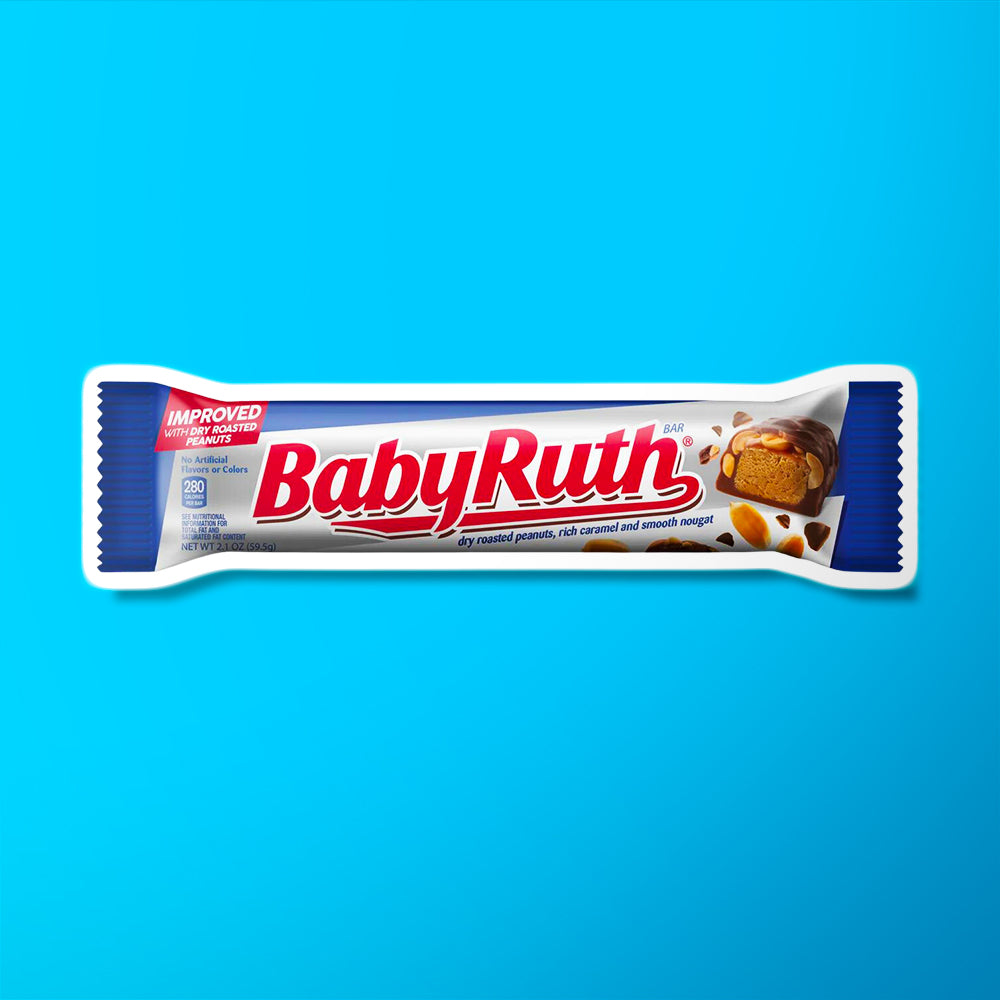 Un emballage gris aux extrémités bleues avec « Baby Ruth » écrit en rouge au centre et une barre chocolaté coupé avec des cacahuètes sur le côté droit. Le tout sur fond bleu