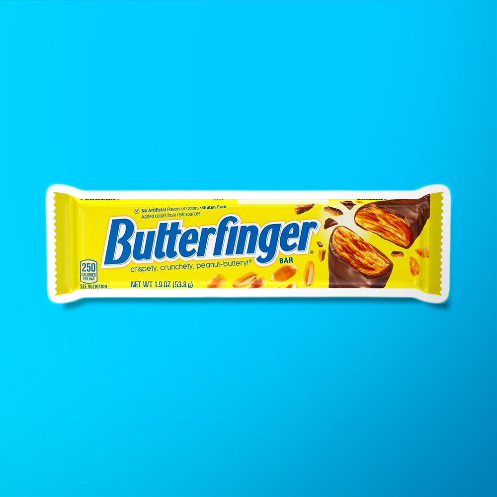 Un emballage jaune sur fond bleu avec une barre chocolatée qui se casse en 2 et des cacahuètes à coté