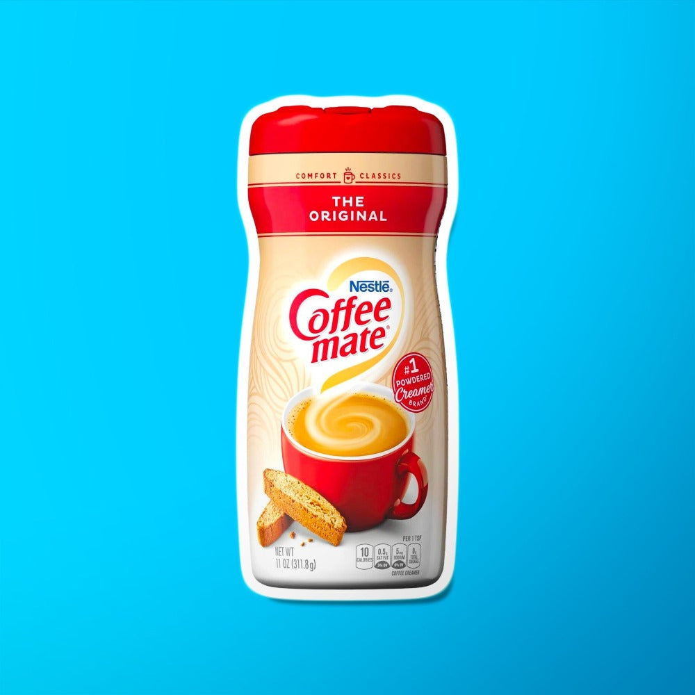Un paquet beige sur fond bleu avec un capuchon rouge et une tasse rouge avec une une boisson couleur crème