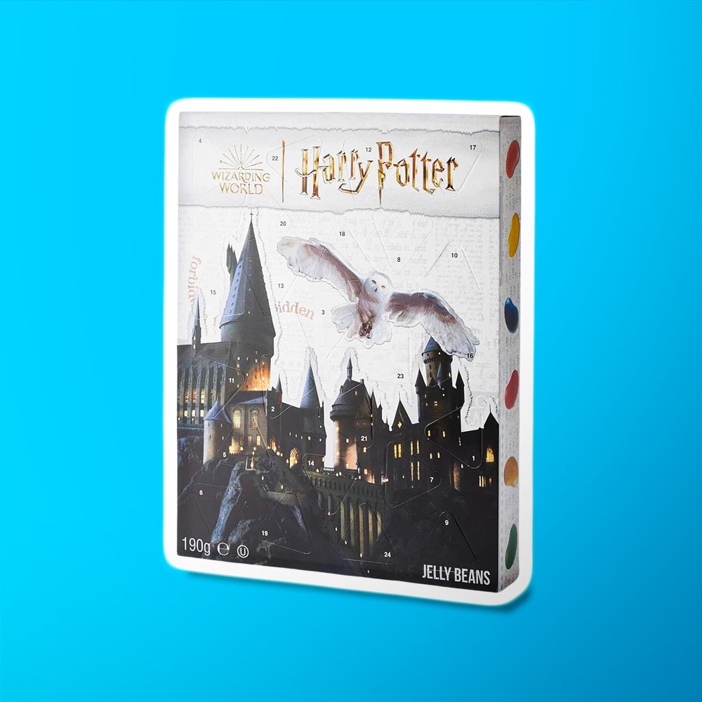 Un carton rectangulaire blanc avec le château de Poudlard sombre et la chouette Hedwige d’Harry Potter qui vole, le tout sur fond bleu