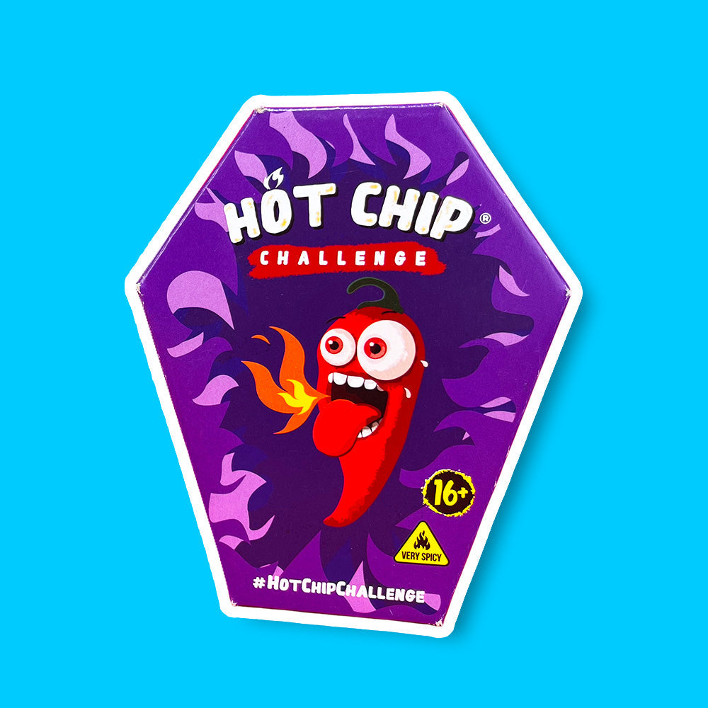 Nouveau paquet de hot chips challenge sur fond bleu
