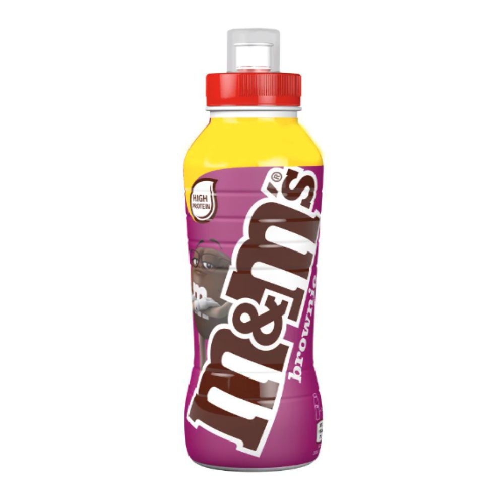 Une bouteille mauve sur fond blanc avec un capuchon sportif rouge et blanc, il y a un bonhomme M&M’s avec des lunettes qui a les bras croisés