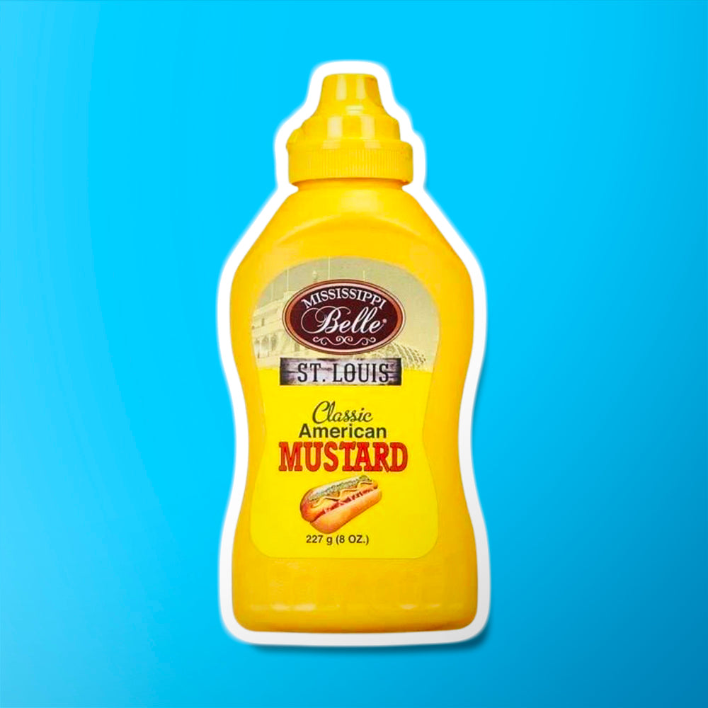 Un emballage jaune sur fond bleu avec une étiquette au centre de la bouteille, au-dessus il y a une photo en noir et blanc d’un bateau et en bas in hot dog avec des sauces