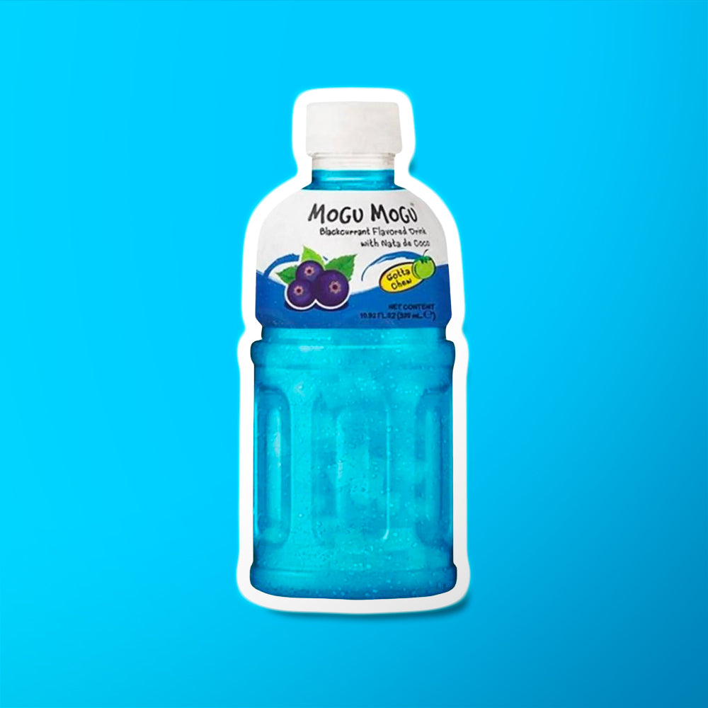 Une bouteille transparente sur fond bleu qui montre la couleur bleu de la boisson. Sur l’étiquette est dessiné 3 cassis