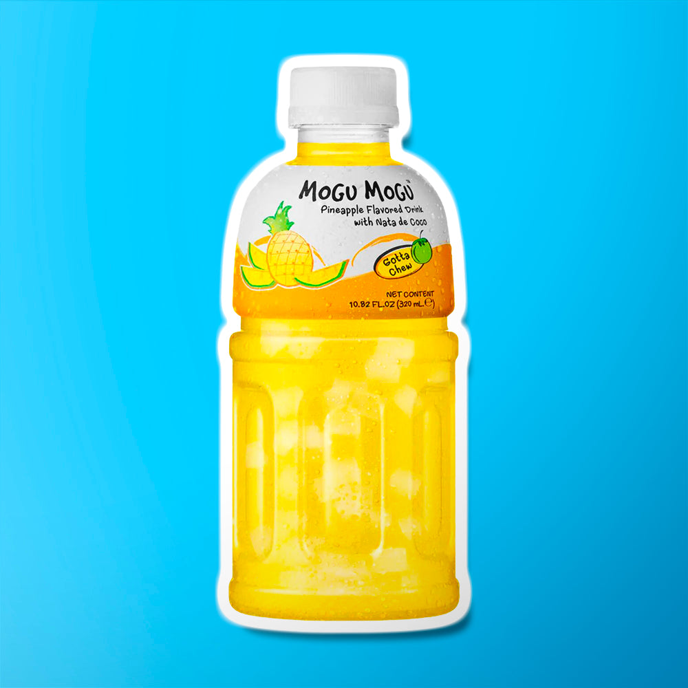 Une bouteille transparente sur fond bleu qui montre la couleur jaune de la boisson. Sur l’étiquette est dessiné une ananas entier et 3 tranches d’ananas autour