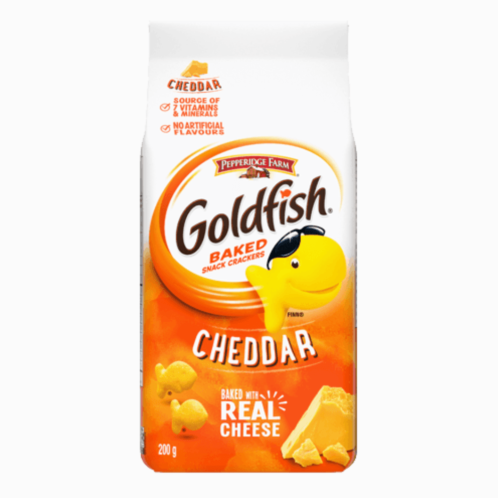 Un paquet blanc et orange avec au centre un petit poisson jaune, en bas à droite un morceau de cheddar, le tout sur fond blanc