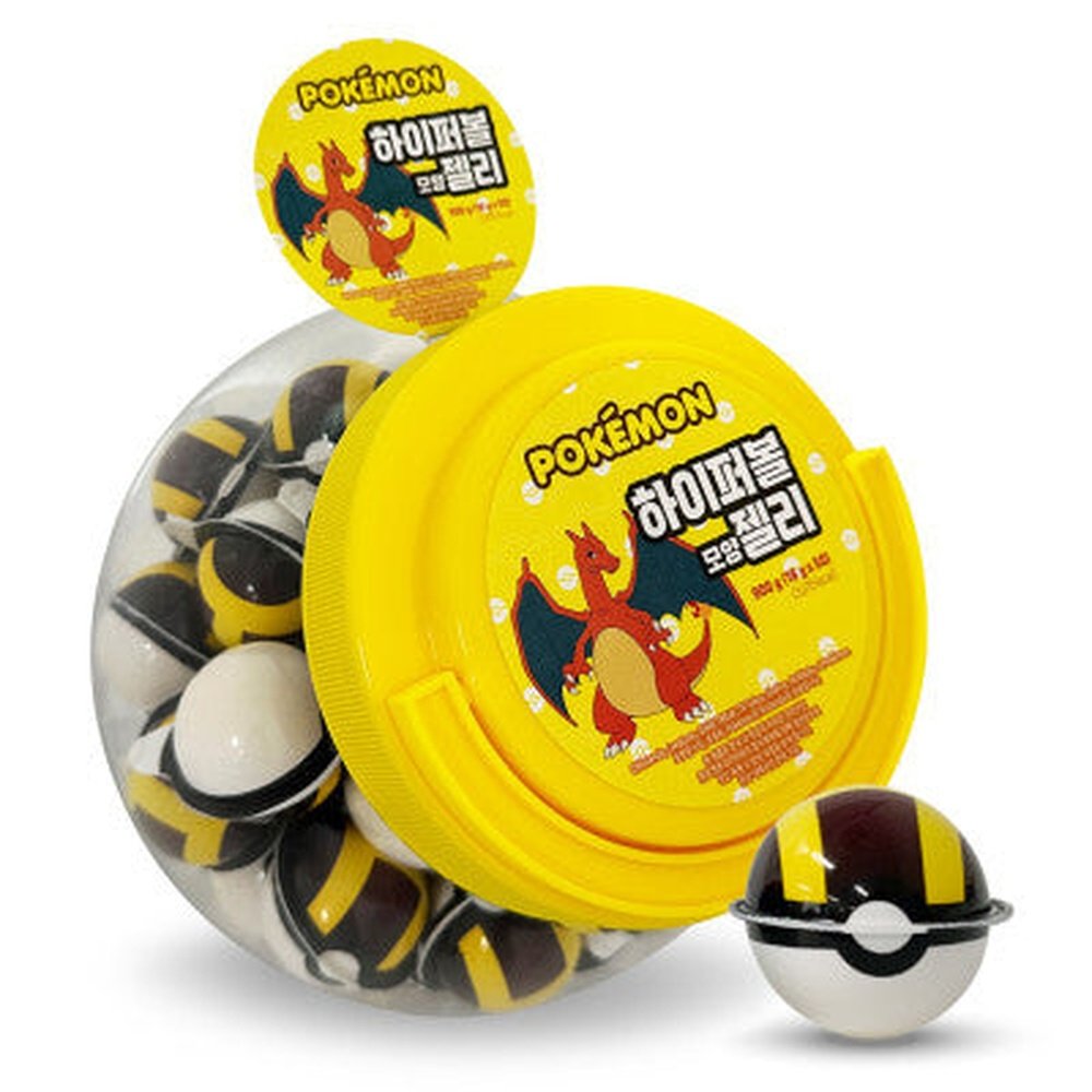 Un grand emballage transparent rempli de boules Pokemon jaune, le tout sur fond blanc