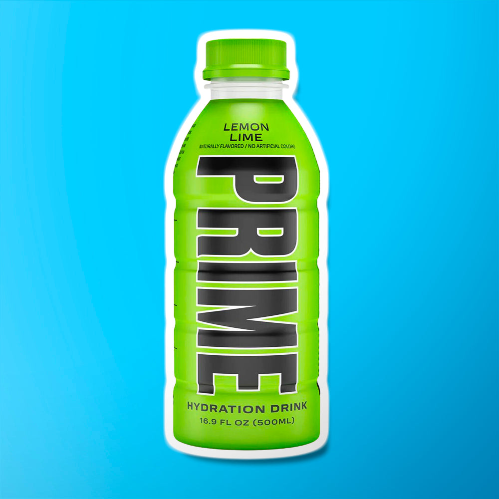 Une bouteille vert pomme avec un capuchon vert, au centre il est écrit verticalement « Prime » en noir. Le tout sur fond bleu