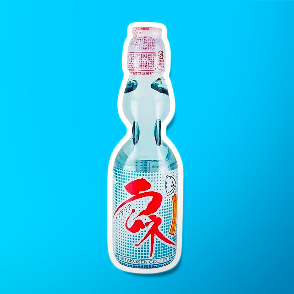 Une bouteille transparente sur fond bleu avec une boisson transparente, il y a une étiquette blanche à points bleus sur la moitié basse de la bouteille