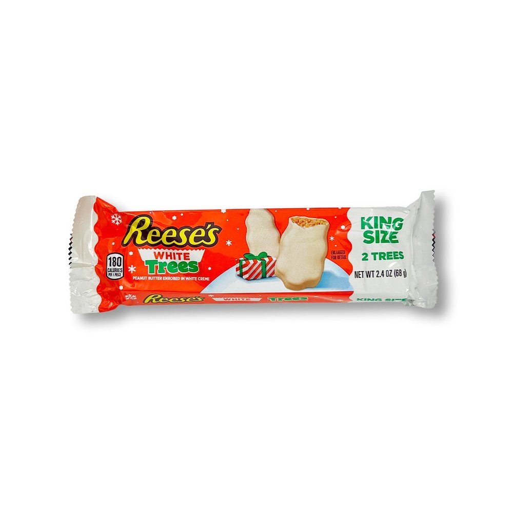 Un emballage orange rectangulaire sur fond blanc, avec des extrémités blanches. Au milieu, il y a des chocolats blancs en forme de sapin et sur le côté droit il est écrit « King Size »