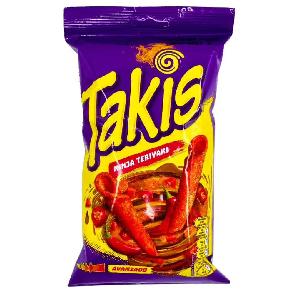 Un paquet mauve et jaune sur fond blanc avec au centre 2 Takis rouges et autour il y a un tourbillon d’une sauce rouge avec des piments rouges 