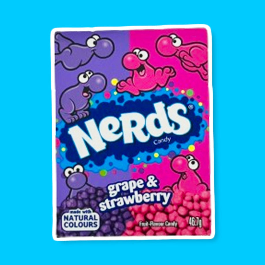 Un emballage divisé en 2 couleurs ; mauve et rose. Avec des petits bonhommes de même couleur et de la forme de Nerds, le tout sur fond bleu