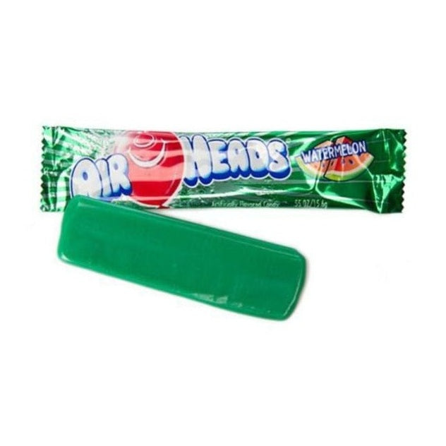 Un paquet individuel vert sur fond blanc avec un ballon rouge qui sourit. Sur le côté droit, il y a 2 morceaux de pastèque et devant il y un bonbon déballé de couleur verte