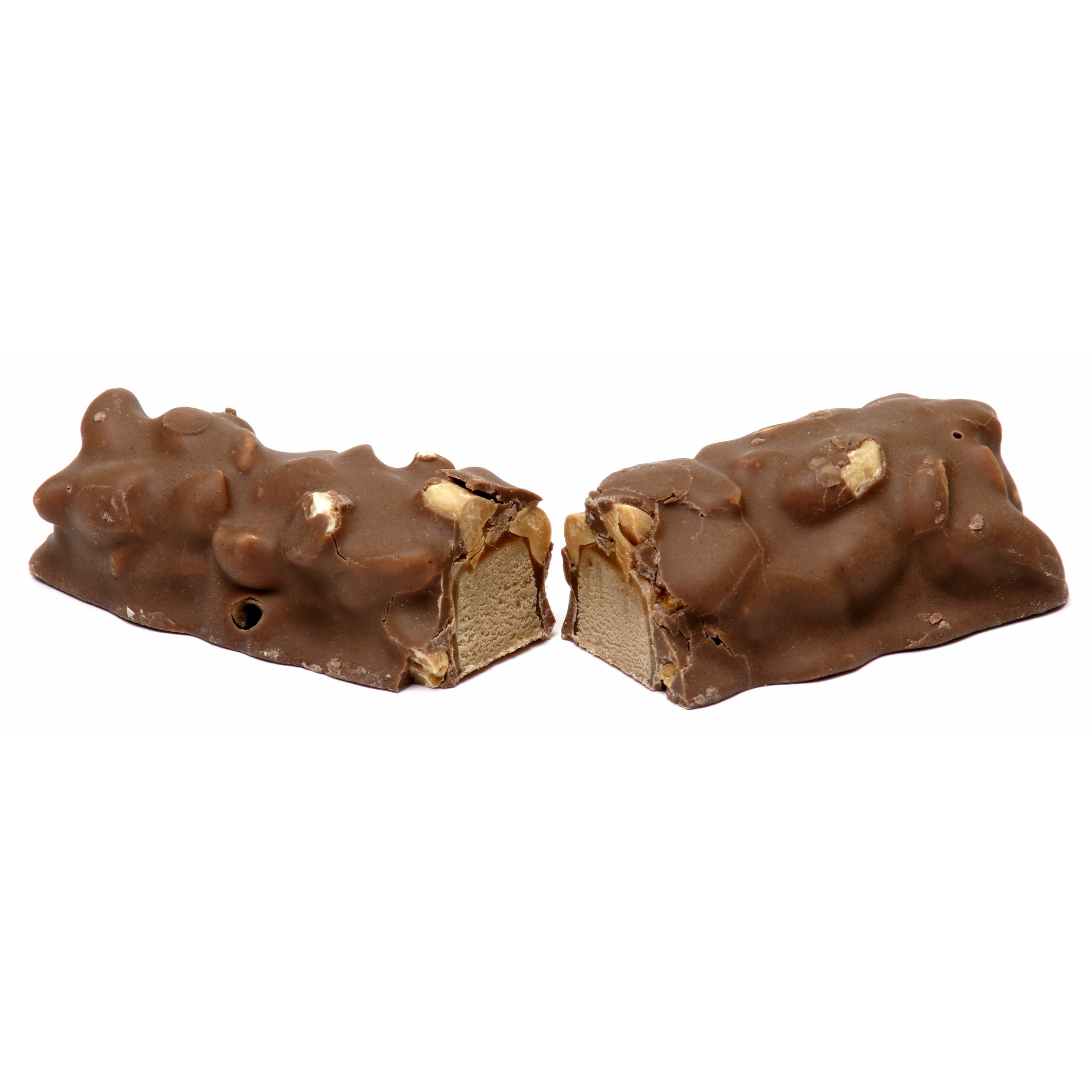 Une barre chocolatée, sur fond blanc, coupée en 2 avec un intérieur crémeux et des morceau de cacahuètes sous le chocolat