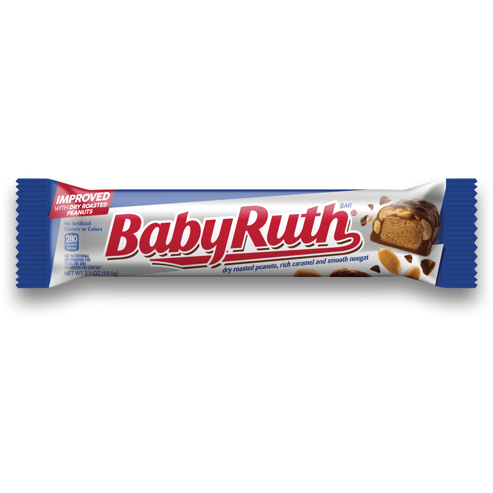 Un emballage gris aux extrémités bleues avec « Baby Ruth » écrit en rouge au centre et une barre chocolaté coupé avec des cacahuètes sur le côté droit. Le tout sur fond blanc