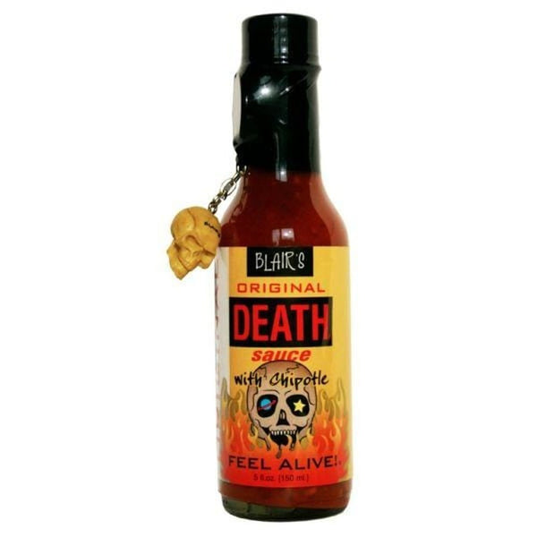 Une bouteille en verre sur fond blanc, on y voit une sauce rouge. Sur l'étiquette il y a une tête de mort dans des flammes