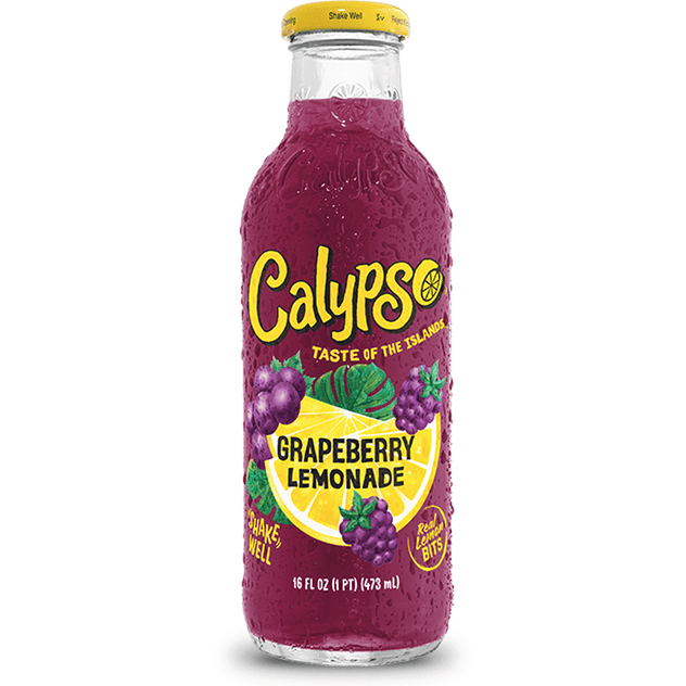 Une bouteille en verre transparente d’une boisson mauve sur fond blanc avec un couvercle jaune et une étiquette avec des grandes tranches de citron et des grappe de raisin