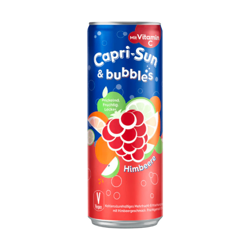 Une longue canette bleu au-dessus et rouge en-dessous. Au centre une grappe de raisins rouges, oranges, citron vert et pomme, le tout sur un fond blanc