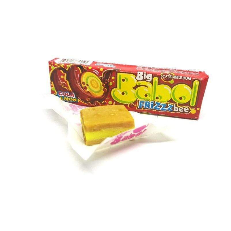 Un emballage marron sur fond blanc avec des bulles, une écriture jaune et une paille bleu et blanche à droite. Sur le devant un bonbon orange et jaune sur son emballage blanc
