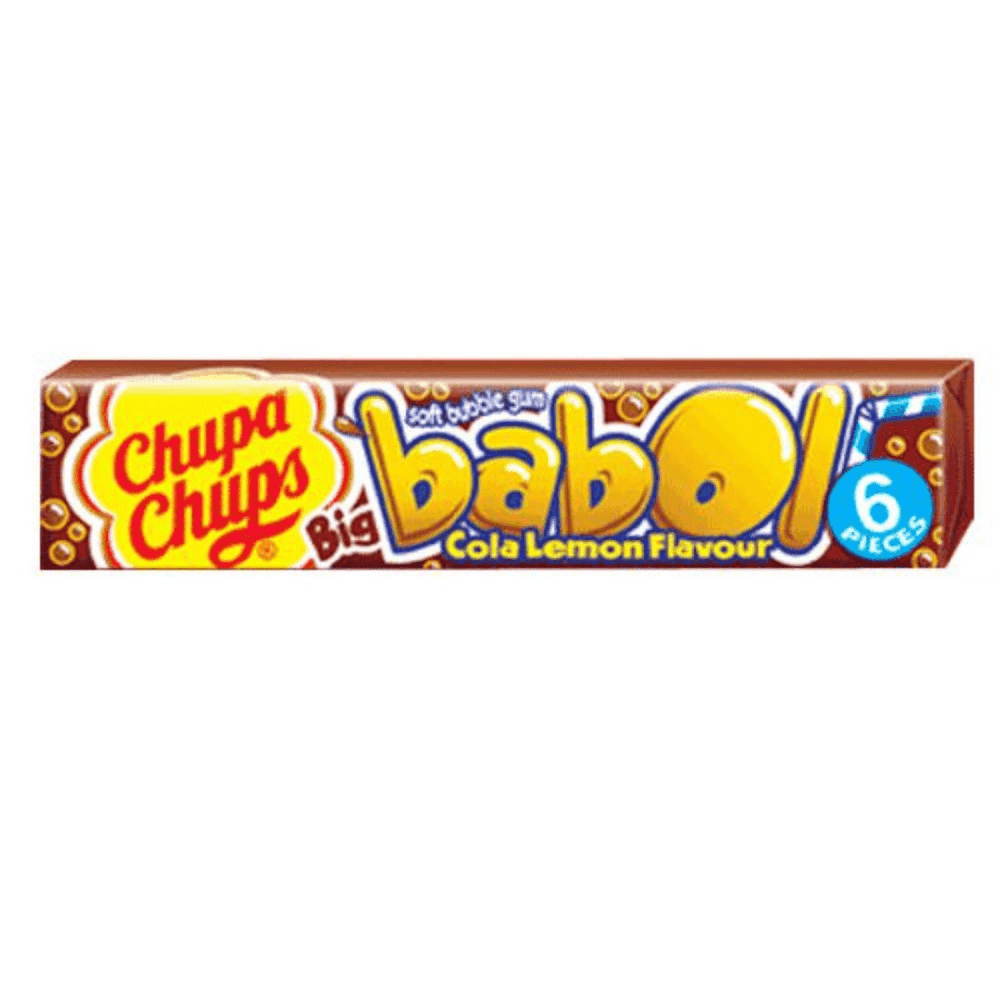 Un emballage marron sur fond blanc avec des bulles, une écriture jaune et une paille bleu et blanche à droite