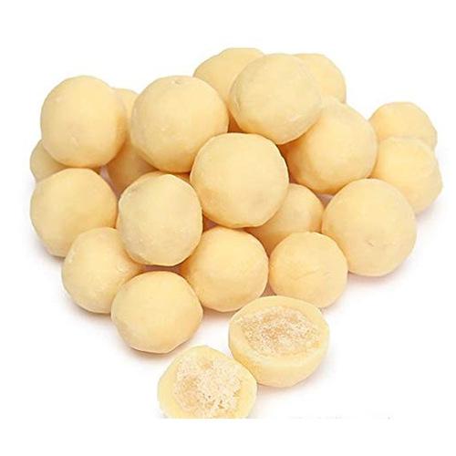 Plusieurs boules couleur crème sur fond blanc