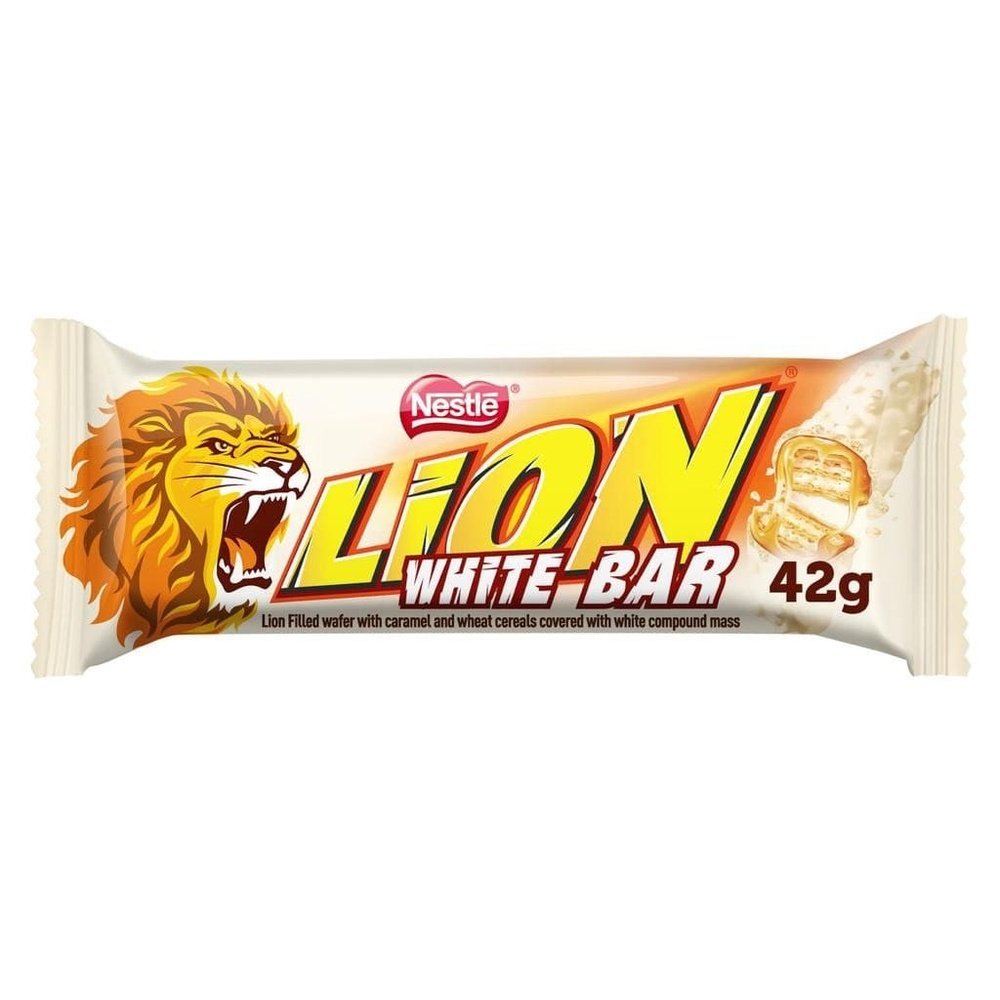 Un emballage beige sur fond blanc avec à gauche un lion qui rugit, à droite une barre blanche qui se divise en 2 avec à l’intérieur du biscuits et du caramel