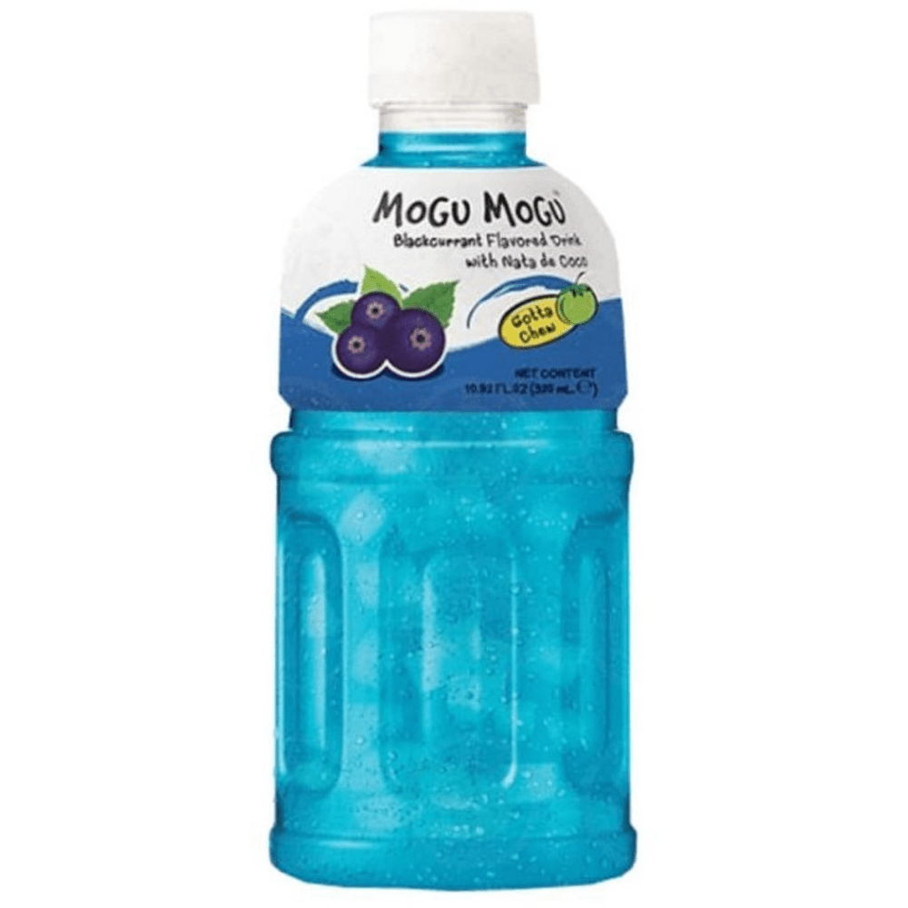 Une bouteille transparente sur fond blanc qui montre la couleur bleu de la boisson. Sur l’étiquette est dessiné 3 cassis