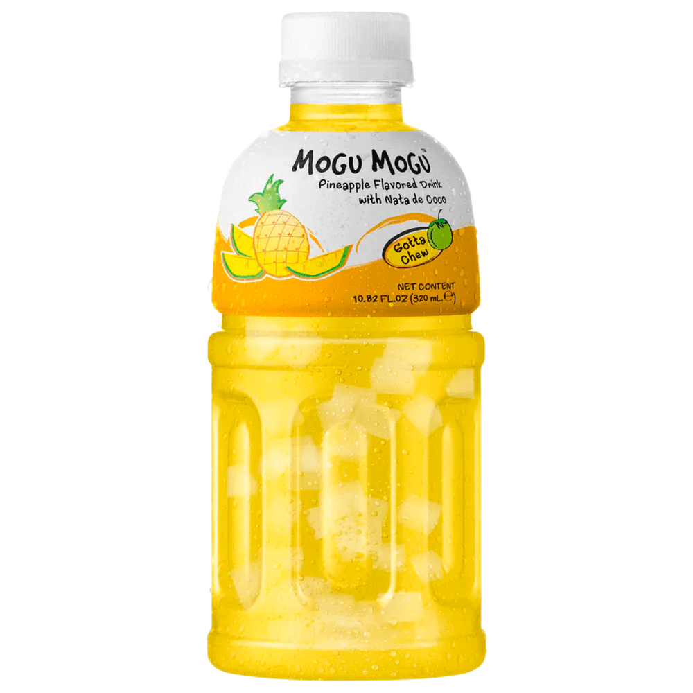 Une bouteille transparente sur fond blanc qui montre la couleur jaune de la boisson. Sur l’étiquette est dessiné une ananas entier et 3 tranches d’ananas autour