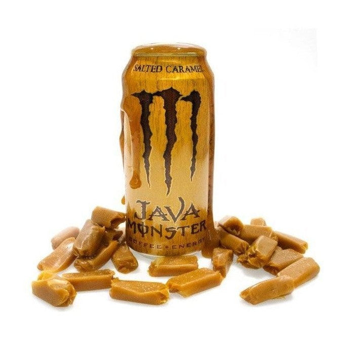 Une grande canette brune avec au centre le logo marron de Monster, un grand M et devant des morceaux de caramel. Le tout sur fond blanc