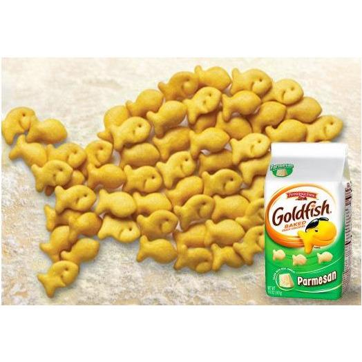 Plusieurs petits biscuits en forme de poisson disposés en forme de poisson, le tout sur une table en marbre