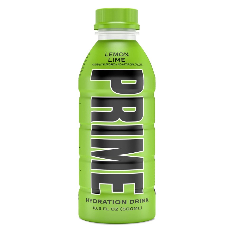 Une bouteille vert pomme avec un capuchon vert, au centre il est écrit verticalement « Prime » en noir. Le tout sur fond blanc
