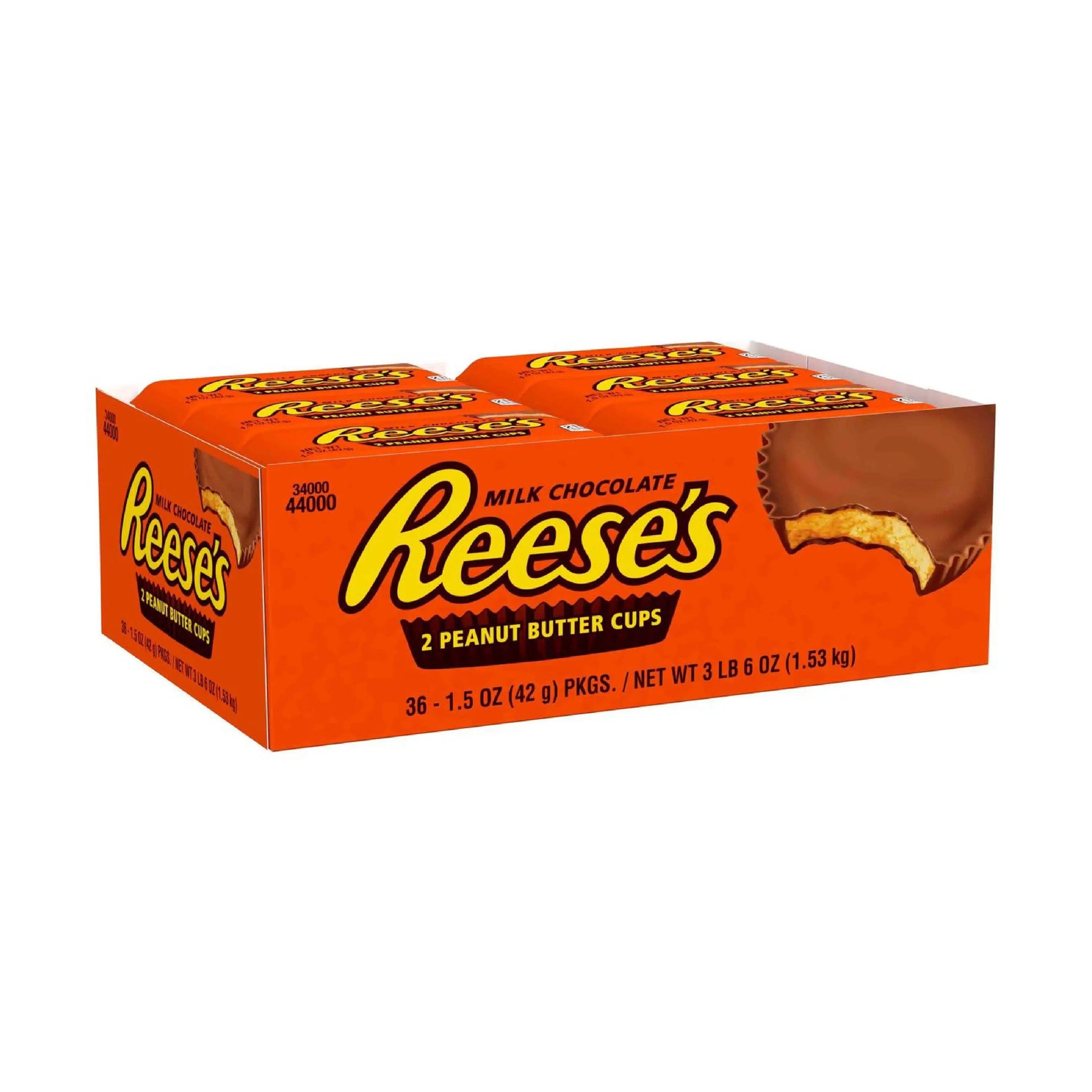 Un grand carton orange avec plusieurs emballages individuels. Il est écrit « Reese’s » au centre et au milieu, au-dessus à droite il y a un chocolat en cup qui est croqué et on y voit une pâte brune claire