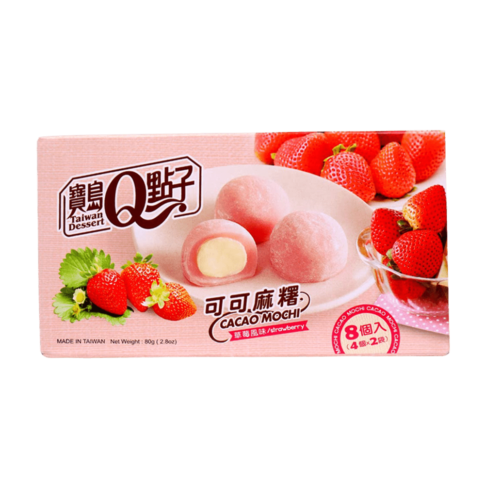 Un paquet rose sur fond blanc avec une assiette blanche avec 3 mochis roses dont un coupés où ont voit une crème blanche. De part et d’autre il y a beaucoup de fraises