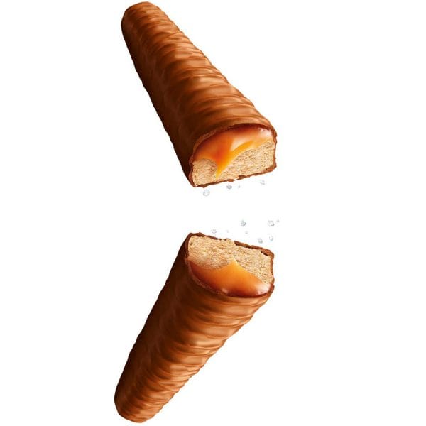 Une barre chocolatée coupée en 2 et on y voit du biscuit et du caramel avec du sel. Le tout sur fond blanc