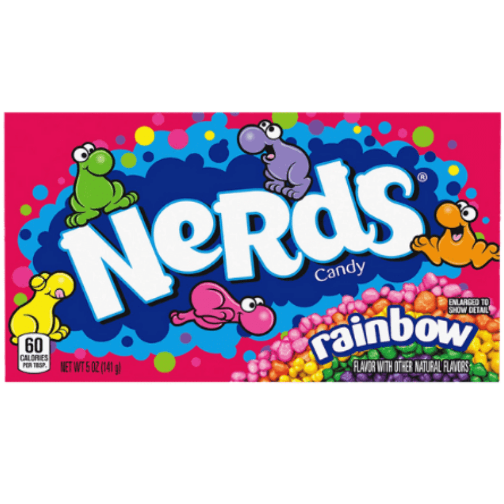 Un emballage rose sur fond blanc avec des bonhommes Nerds de toutes les couleurs et au milieu il est écrit Nerds entourés d’un nuage de bleu foncé et bleu clair