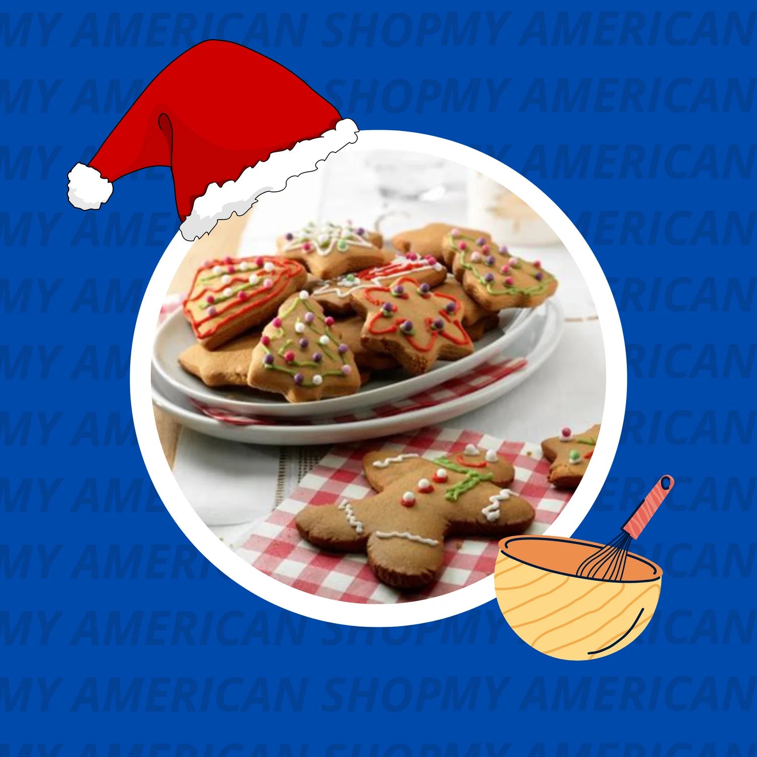 Des biscuits de Noël en forme de sapin et d’étoiles dans une assiette blanche. Devant un biscuit en forme de petits bonhommes sur une serviette à carreaux blanches et rouges