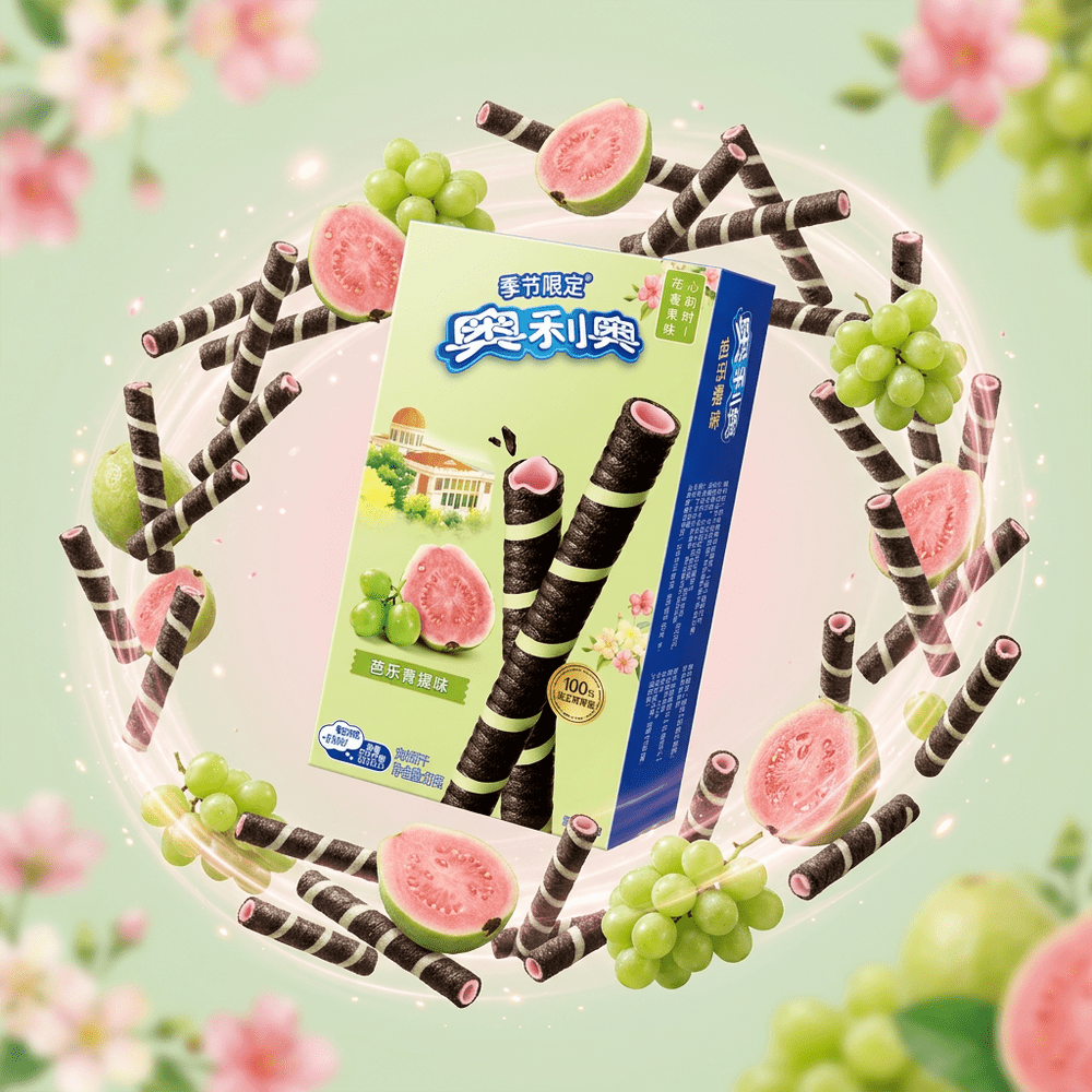 Autour du paquet de biscuits Oreo Crispy Roll Guava Green Grape en lévitation, dans un univers dynamique, gravitent des goyaves, des raisins verts et des biscuits roulés – disponible sur My American Shop