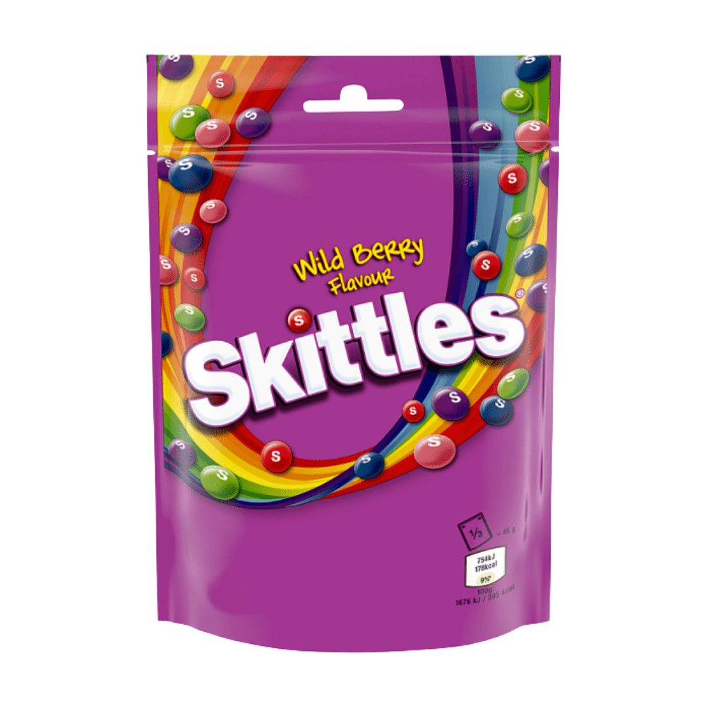 Skittles Pouch Bag Wild Berry, paquet de bonbons moelleux enrobés d'une couche de sucre croustillante aux saveurs de myrtille, framboise, fraise et mûre, moelleux enrobés d'une couche de sucre croustillante, goût fruité et acidulé – disponible sur My American Shop