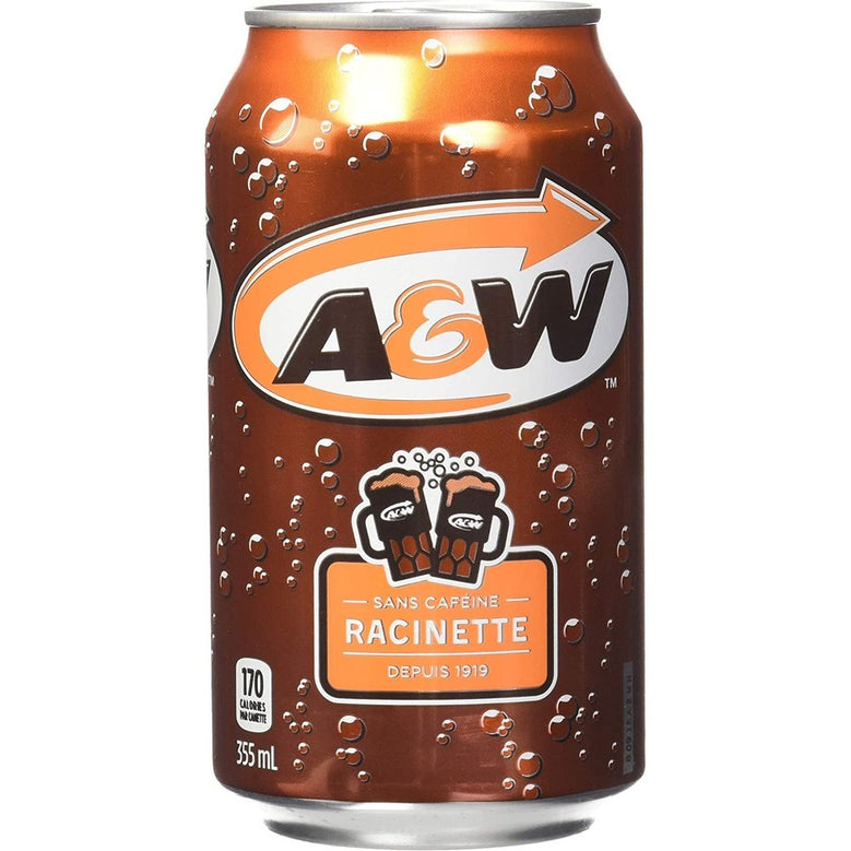 Une canette brune sur fond blanc avec des bulles, au centre le logo « A&W » entouré de blanc. En-dessous 2 choppes de bières 