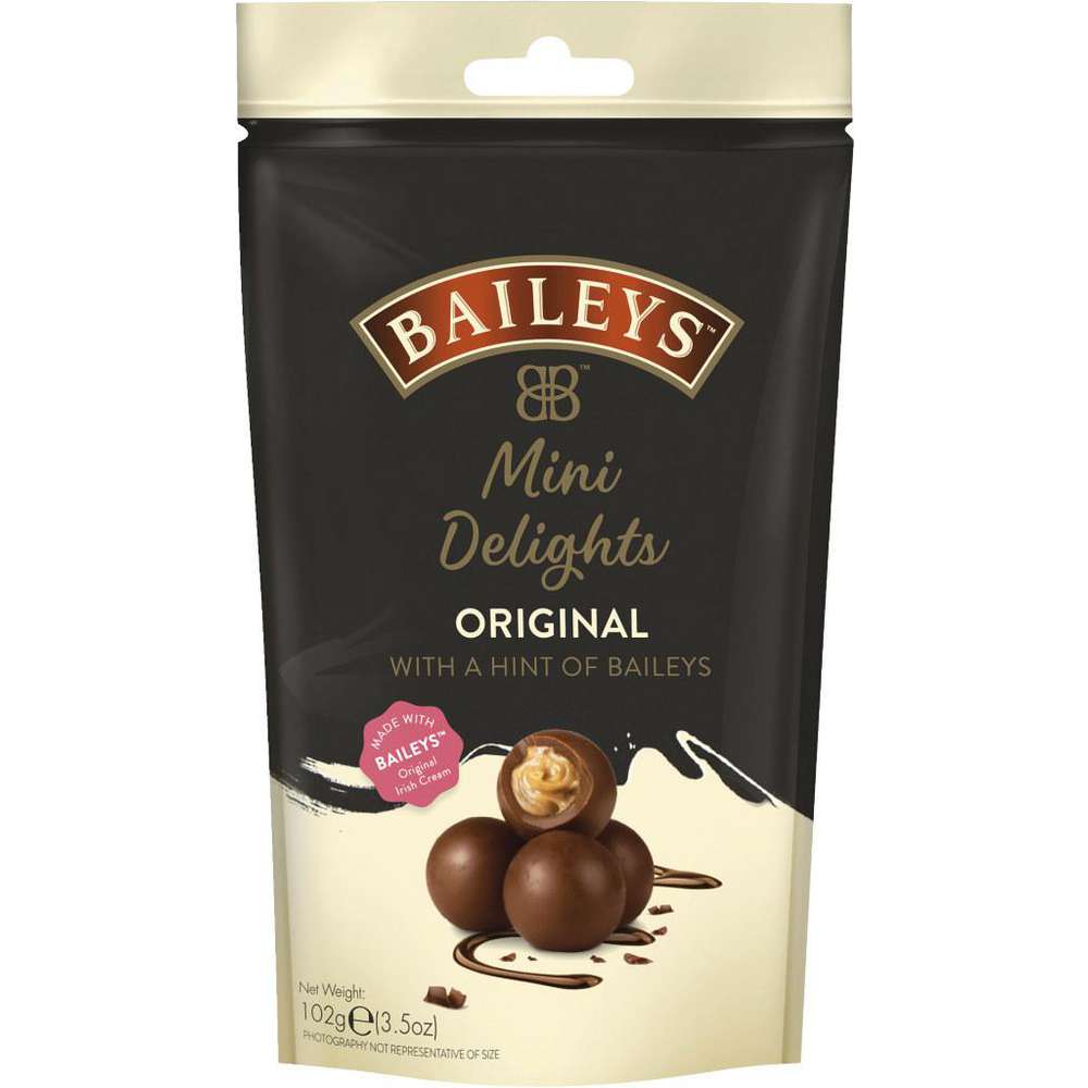 Un emballage noir et beige refermable avec vers le bas 4 boules de chocolat dont une qui est coupé et on y voit une crème brune, le tout sur fond blanc