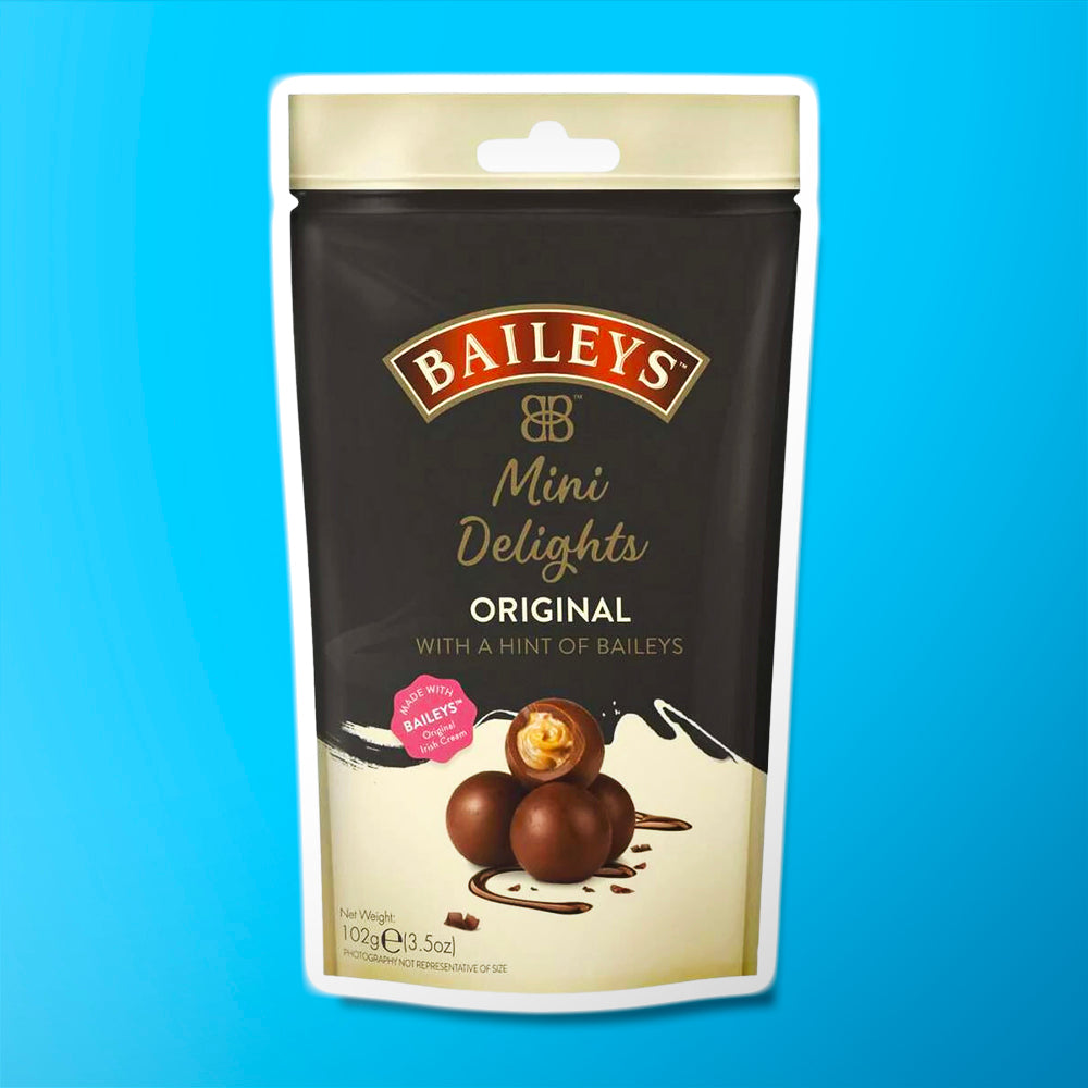 Un emballage noir et beige refermable avec vers le bas 4 boules de chocolat dont une qui est coupé et on y voit une crème brune, le tout sur fond bleu