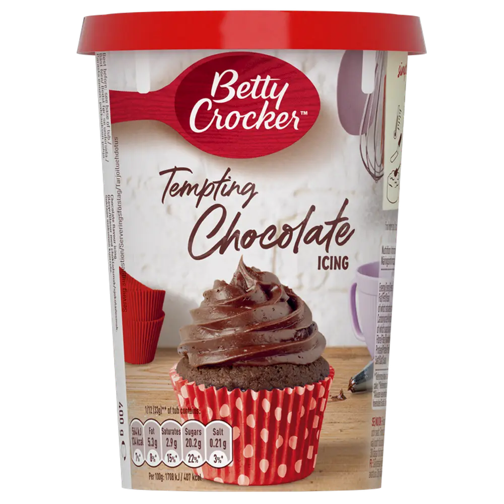 Un emballage à couvercle rouge sur fond blanc avec un cupcake au chocolat dans son papier rouge à pois blancs et son glaçage au chocolat