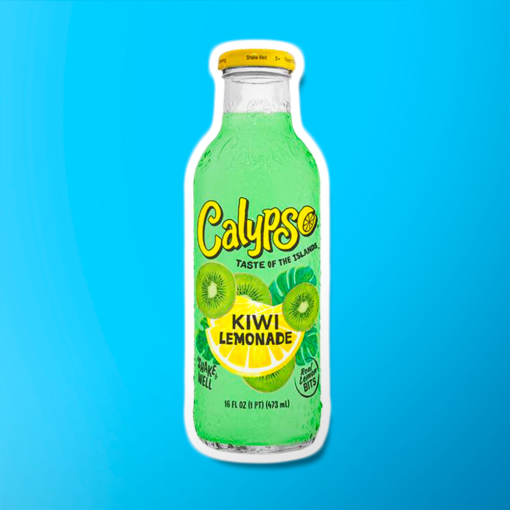 Une bouteille en verre transparente d’une boisson verte sur fond bleu avec un couvercle jaune et une étiquette avec des grandes tranches de citron et des kiwis
