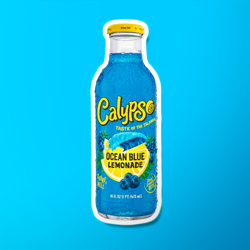 Une bouteille en verre sur fond bleu avec sa boisson bleue, au centre une grande tranche de citron et une vague avec autour plein de grappe de cassis 