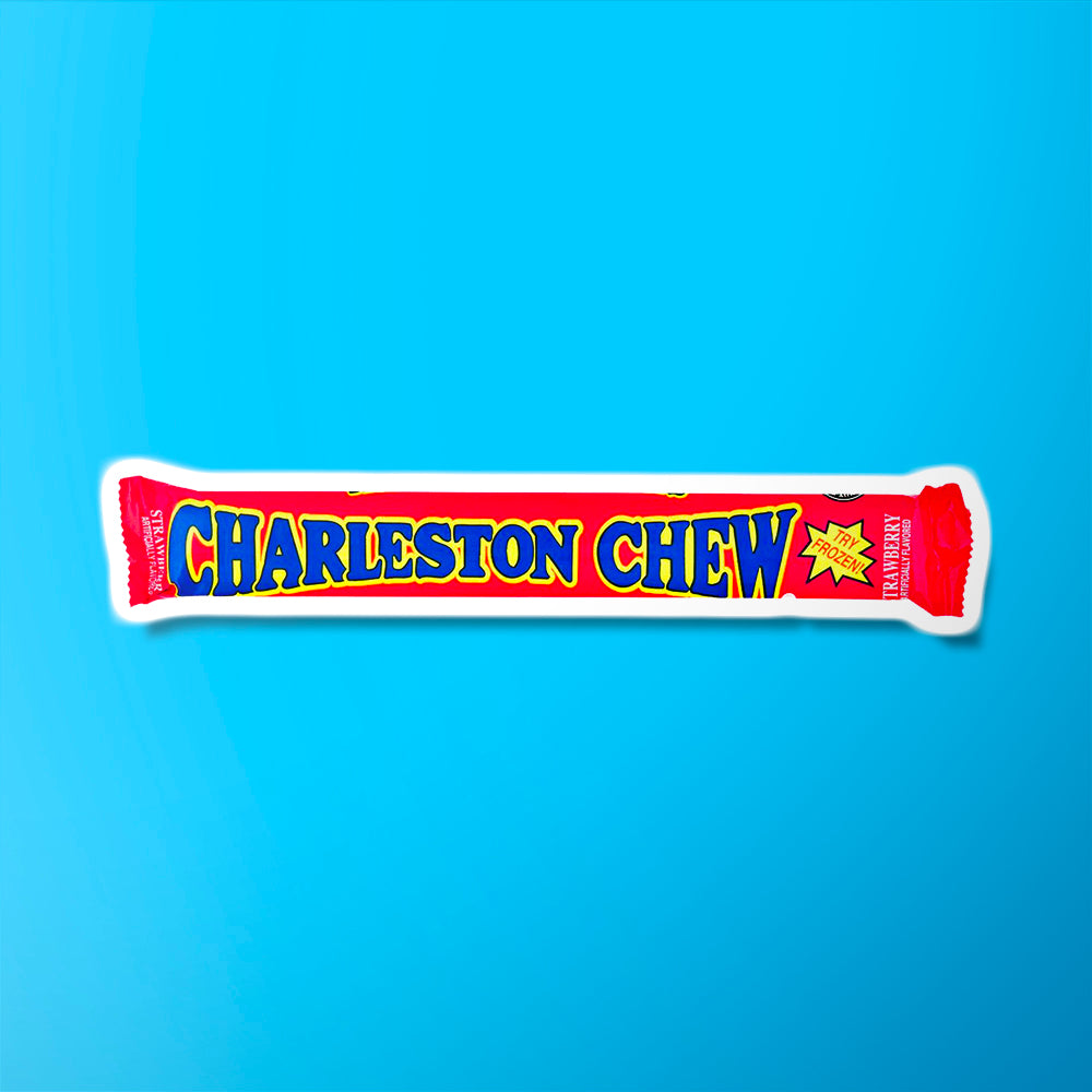 Un emballage rose long sur fond bleu avec écrit « Charleston Chew » en bleu entouré de jaune