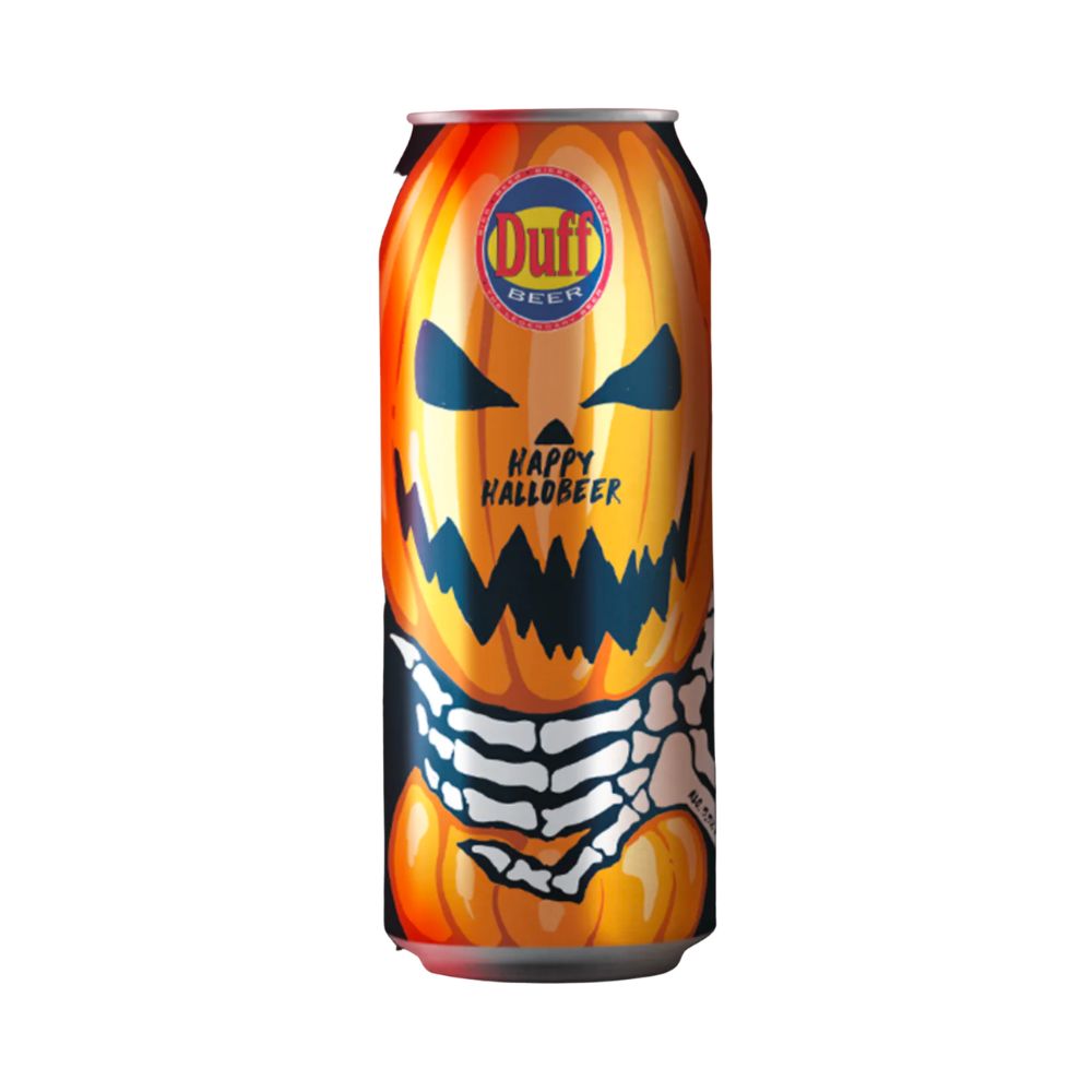 Une grande cannette avec une citrouille d’Halloween et une main en squelette qui « l’étrangle », le tout sur fond blanc 