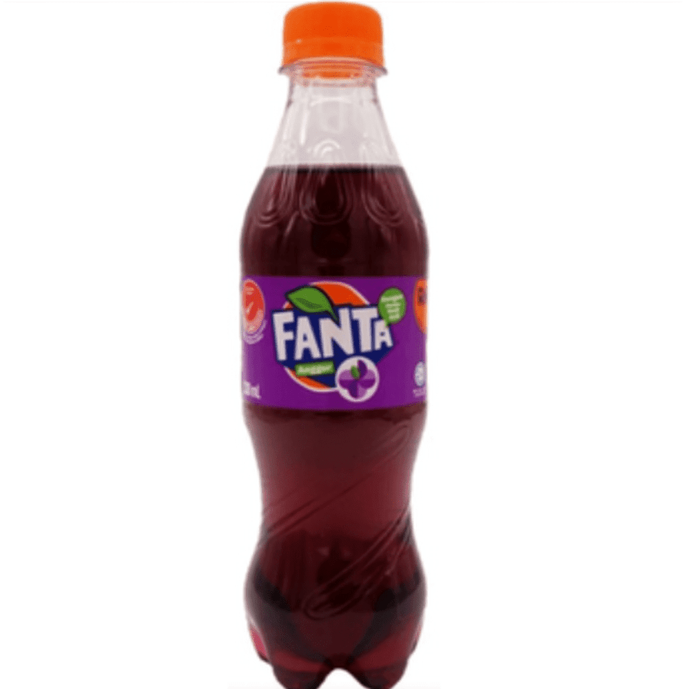 Une bouteille transparente avec une boisson bordeaux, un capuchon orange et une étiquette mauve avec le dessin d’une grappe de raisins, le tout sur fond blanc