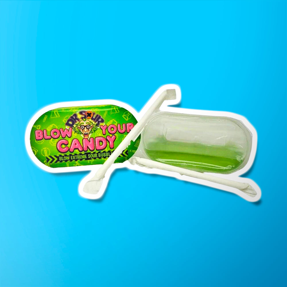 A gauche l’emballage vert avec un monsieur aux cheveux verts et à droite, l’emballage transparent avec un liquide gluant vert et devant 2 pailles blanches. Le tout sur fond bleu