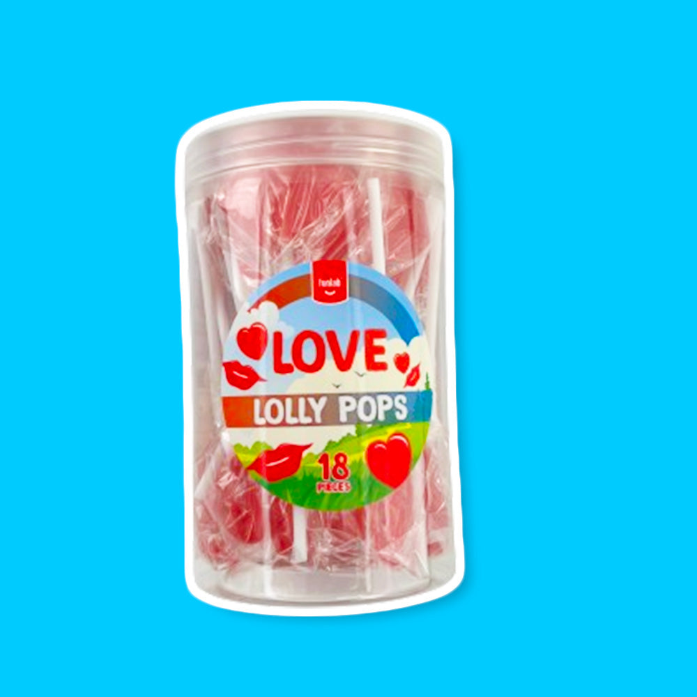 Un emballage transparent avec à l’intérieur des sucettes en forme de coeur rouge dans des emballages individuels, le tout sur fond bleu