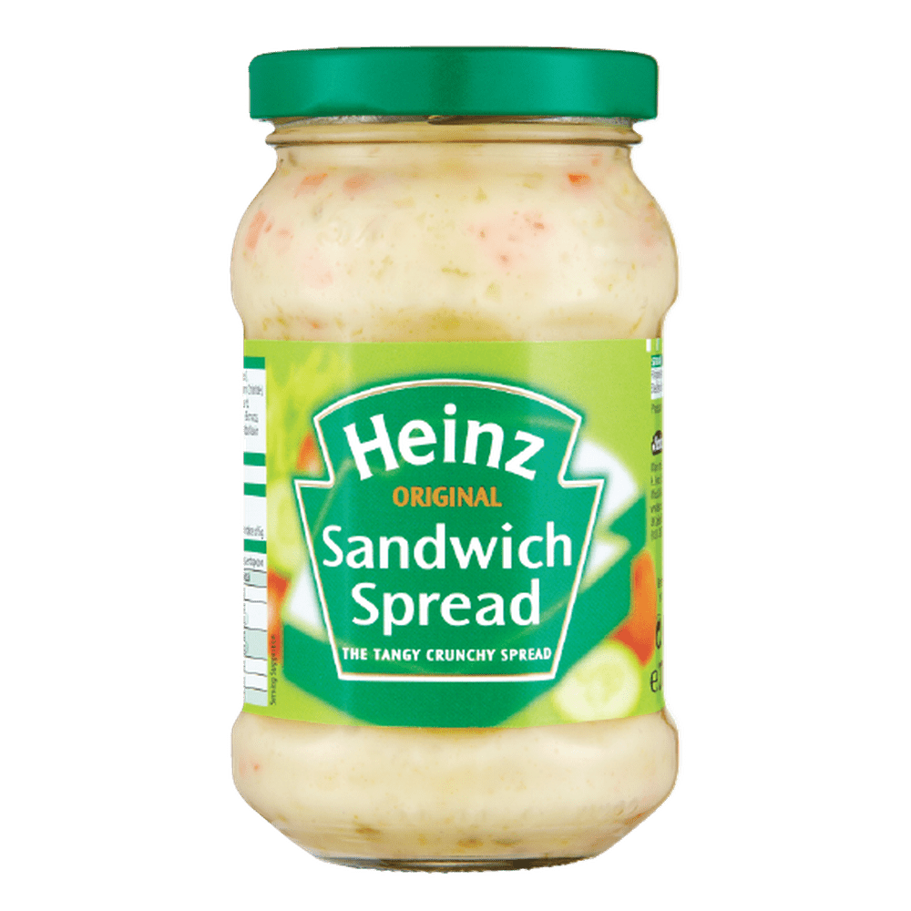 Un emballage en verre sur fond blanc rempli d'une sauce blanche avec une étiquette verte